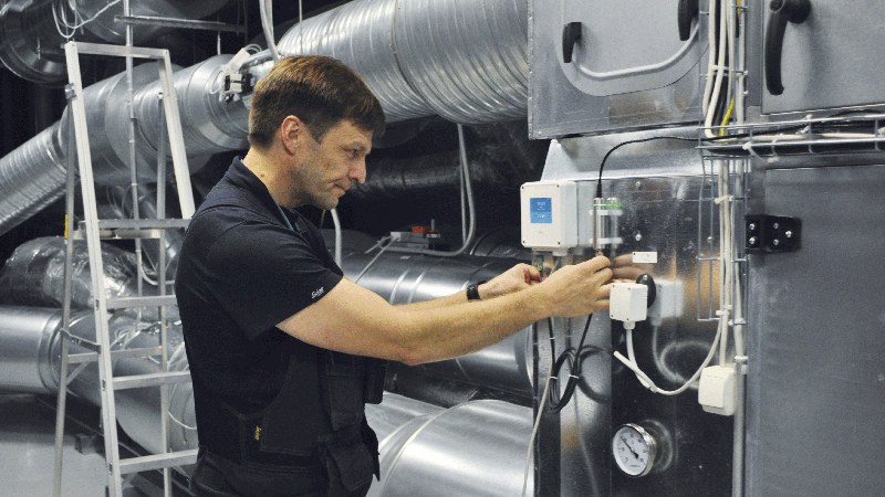 Vaisala technician installing an Indigo compatible humidity probe