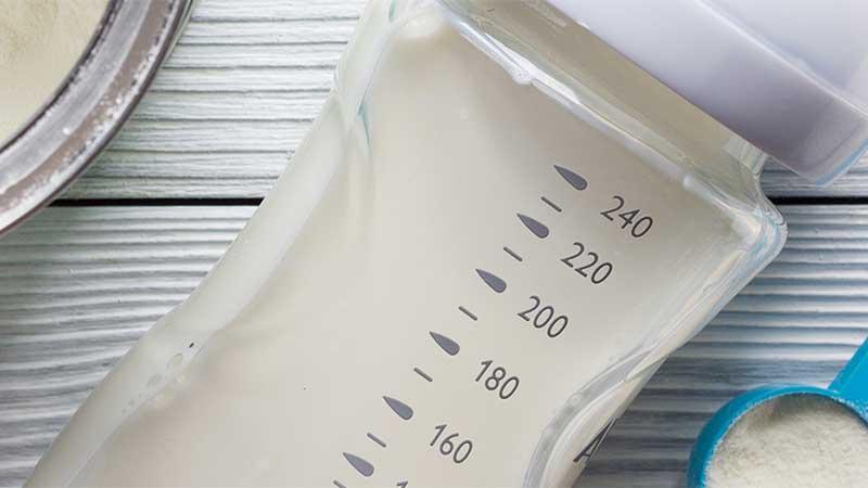 Infant formula mixing